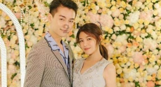 阿姨三轮车故障深夜推车前行男子开车路过伸出援手
