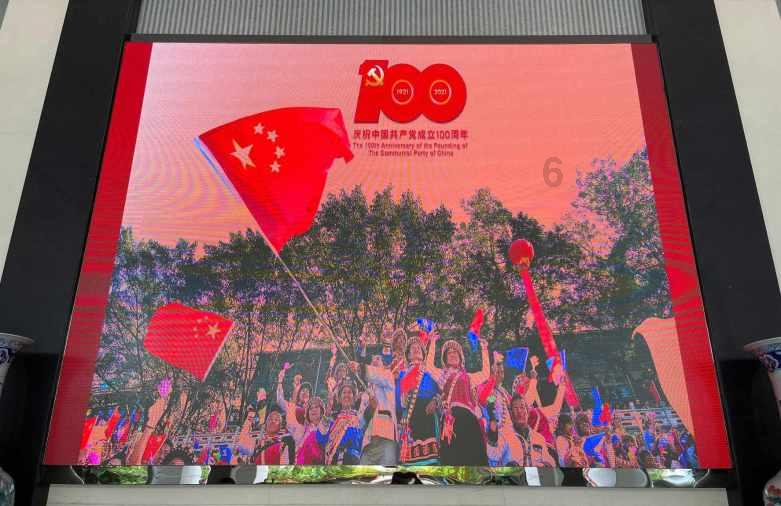 红米K50Pro+这款手机中是采用了流行的曲屏设计还是经典的直屏呢？游戏画面
