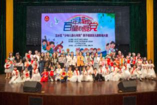 小同学被地主娃欺负当马骑，少年杨靖宇气不过把地主娃找到小屋中
